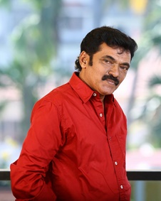 കലാഭവന്‍ ഹനീഫ്‌ (Kalabhavan Haneef): മൂവീസ്, പ്രായം , ജീവചരിത്രം, ഫോട്ടോസ് , അഭിനയിച്ച സിനിമകള്‍, ചിത്രങ്ങൾ - Filmibeat Malayalam