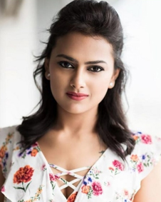 Shraddha Srinath Sex Video - Shraddha Srinath: Age, Photos, Family, Biography, Movies, Wiki ...