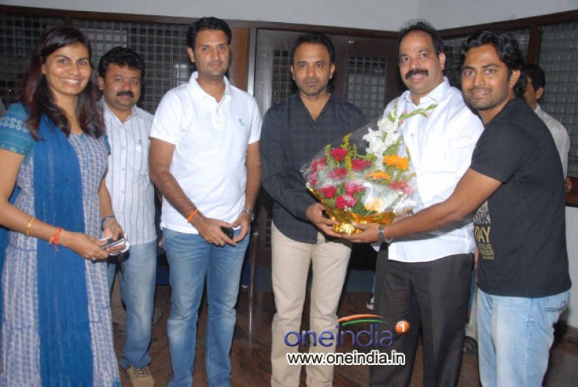 Santosh Lad Watching Kannada Film Case No 18/9 Photos FilmiBeat