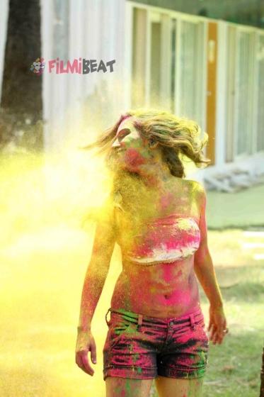 Bollywood Actress Kesariee Sizzling, Sensuous Holi Celebration 2016 Photos  - FilmiBeat