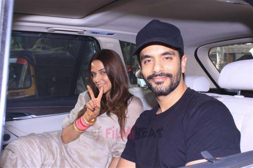 Neha Dhupia With Her Husband Angad Bedi Spotted At Juhu Photos - FilmiBeat