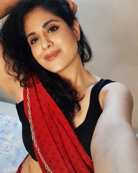 Neha Iyer Cool Pics | നേഹയുടെ ഗ്ലാമര്‍ സെല്‍ഫികള്‍; ചിത്രങ്ങള്‍ കാണാം