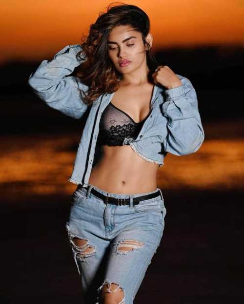 Sakshi Dwivedi Photos