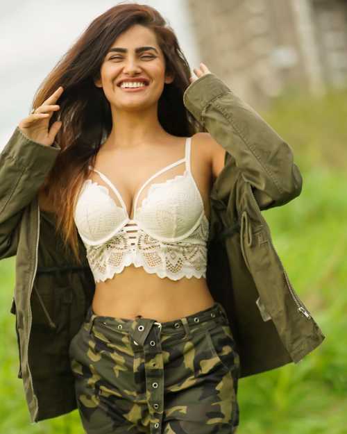 Sakshi Dwivedi Photos