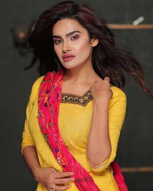 Sakshi Dwivedi Photos