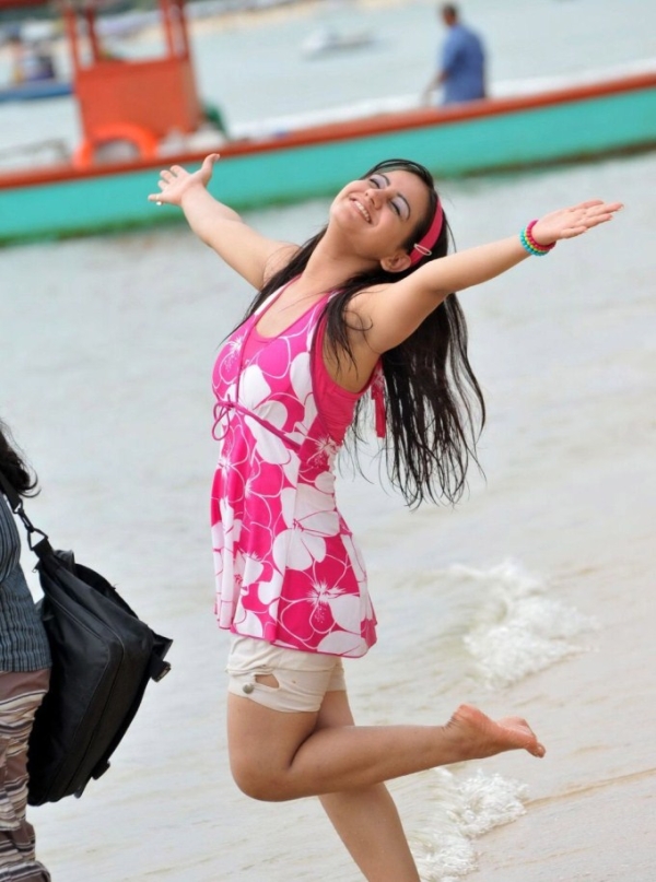 Celebrities In Beach Exclusive Stills Photos - FilmiBeat