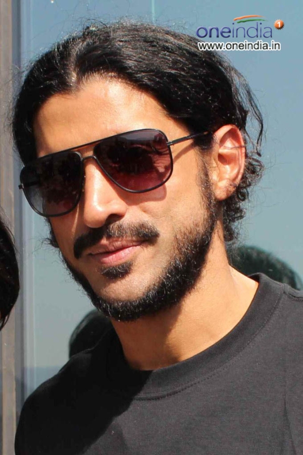 Farhan Akhtar Launches Skydiving At Aamby Valley Photos Filmibeat