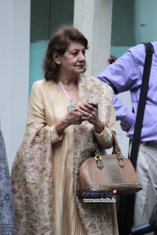 Celebrities Visit Hrithik Roshan after Brain Surgery Photos - FilmiBeat