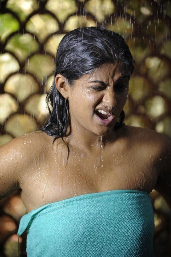 [Image: priyamani-in-hot-expressions_139124806230.jpg]