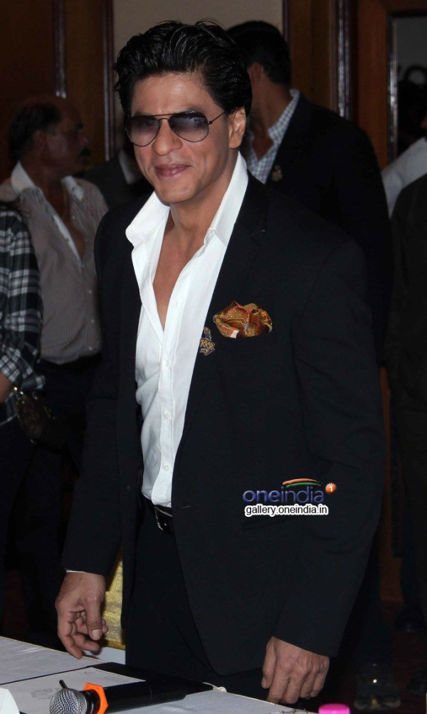 Srk Launches Discovery Channel S New Show Living With Kkr Photos Filmibeat Srk Launches Discovery Channel S New Show Living With Kkr Photos Filmibeat