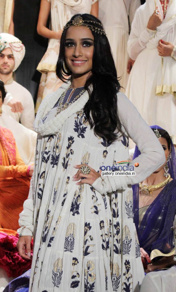 Shraddha Kapoor walks the ramp for Rohit Bal collection for Jabong Photos -  FilmiBeat
