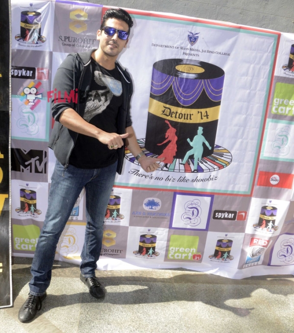 Zayed Khan Promotes 'Sharafat Gayi Tel Lene' Movie Photos - FilmiBeat
