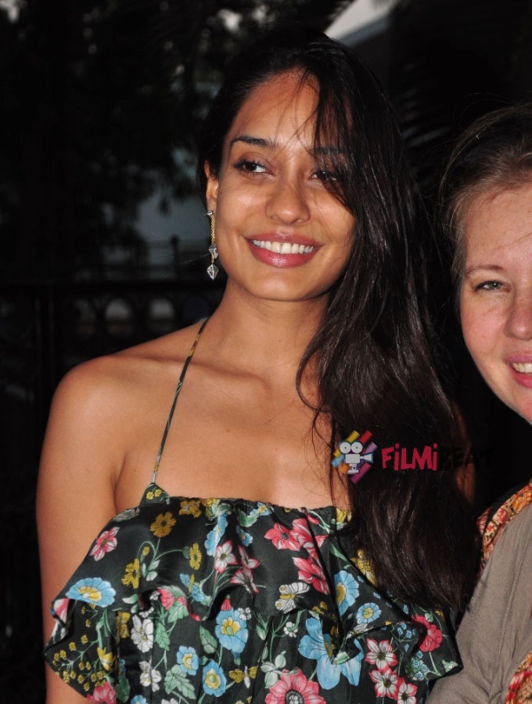 Lisa Haydon Chairs For Her Sister Julia Hyden's Academy Photos - FilmiBeat