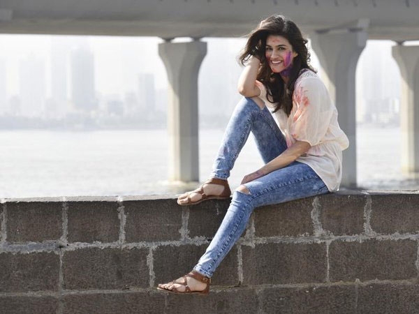 kriti sanon celebrates holi 2016 photos
