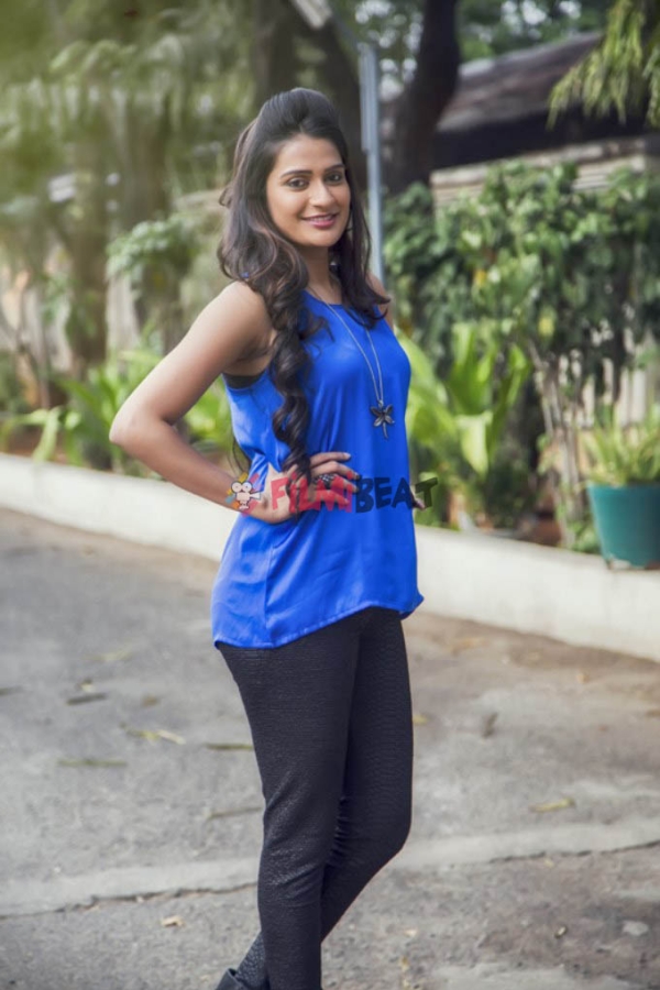 Jenny photos latest hd images pictures stills pics filmibeat