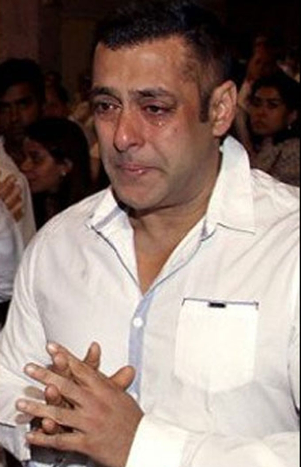 Salman Khan Crying At Rajjat Barjatya Funeral Photos - FilmiBeat