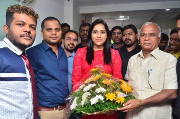 Rashmi Gautam Launches Be You Salon at Kondapur Photos FilmiBeat