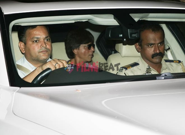 Shahrukh Khan Visits Dilip Kumar At His Residence Photos Filmibeat Shahrukh Khan Visits Dilip Kumar At His Residence Photos Filmibeat
