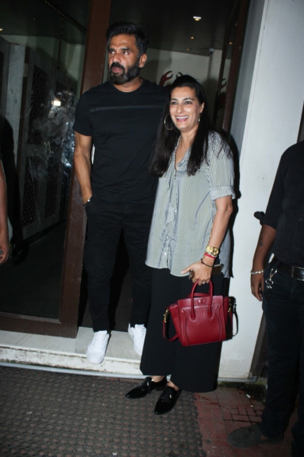Sunil Shetty And His Family Spotted At Bastian Bandra Photos - FilmiBeat