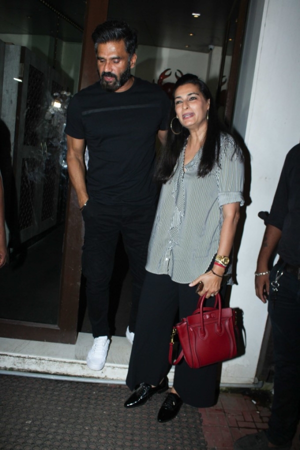 Sunil Shetty And His Family Spotted At Bastian Bandra Photos - FilmiBeat