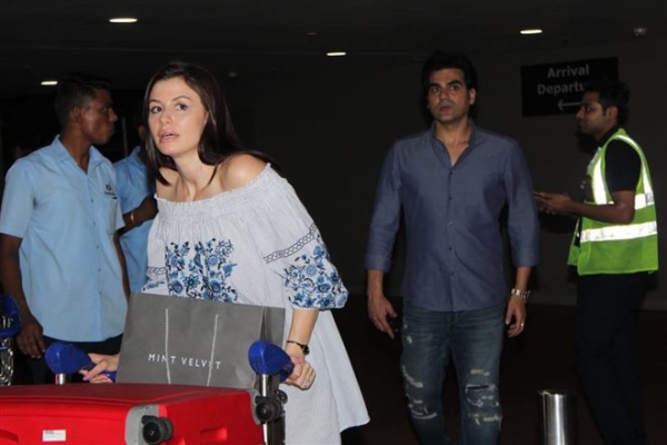 Arbaaz Khan With His Girlfriend At Airport Photos - FilmiBeat