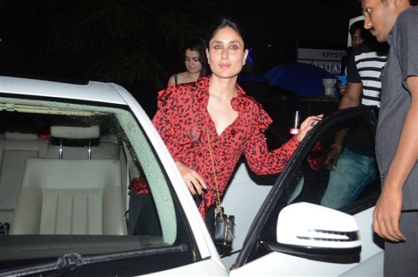 Kareena Kapoor With Friends Spotted At Hakkasann Bandra Photos - FilmiBeat