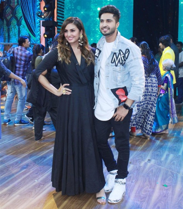Sonakshi Sinha Promote Happy Phirr Bhag Jayegi On The Sets ...