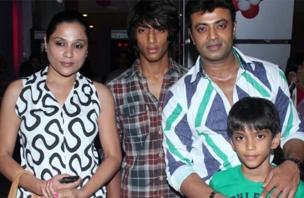 bigg-boss-2-tamil-contestant-shariq-hassan-family-photos-filmibeat