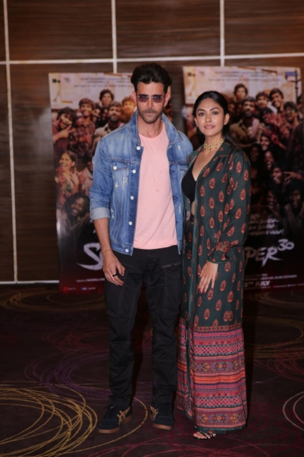 mrunal thakur and hrithik roshan