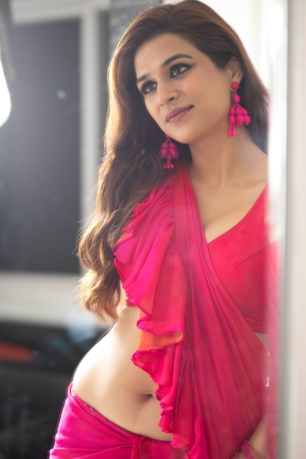 Shraddha Das Hot Pictures 11 Shraddha in sexy Pink