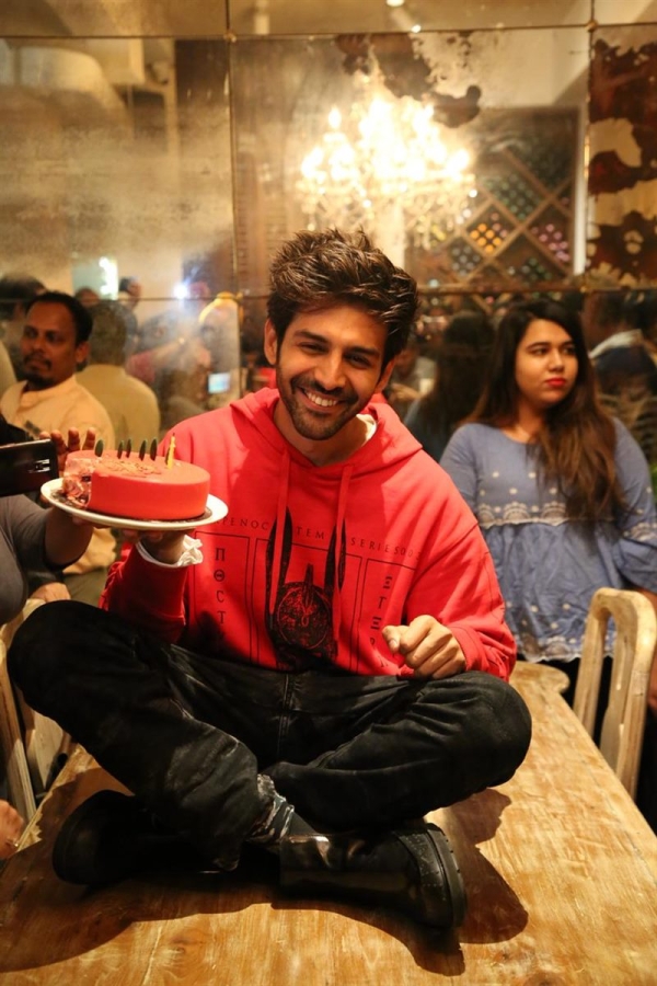 Kartik Aaryan Celebrates His Birthday With Media Photos