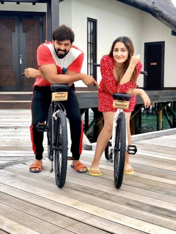 Romantic Moments of Arya And Sayyeshaa Photos