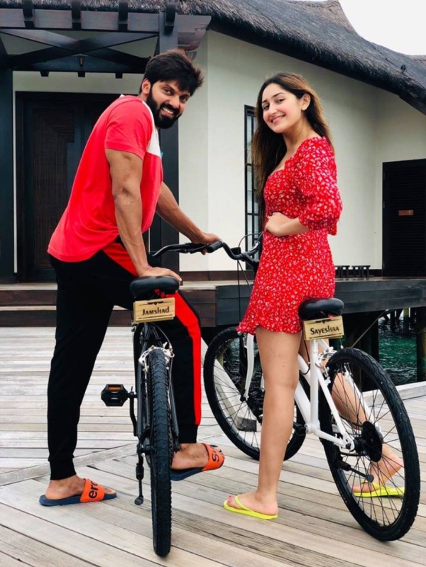 Romantic Moments of Arya And Sayyeshaa Photos