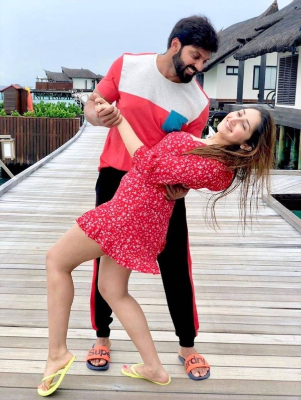 Romantic Moments of Arya And Sayyeshaa Photos