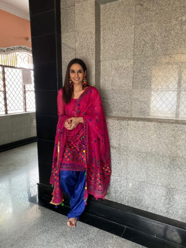 Ragini Dwivedi Photos IMAGES, GIF, ANIMATED GIF, WALLPAPER, STICKER FOR WHATSAPP & FACEBOOK