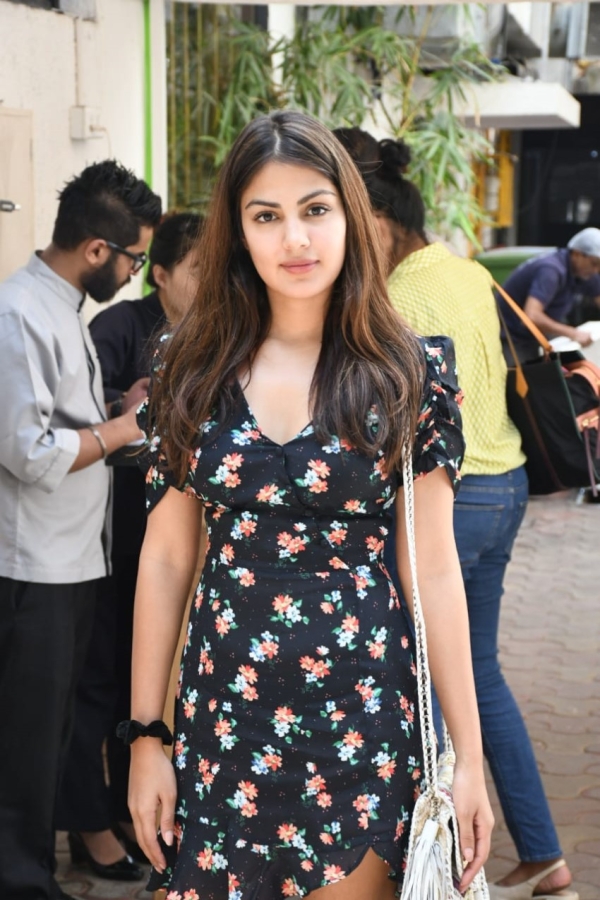 rhea chakraborty photos hd latest images pictures rhea chakraborty photos hd latest images pictures