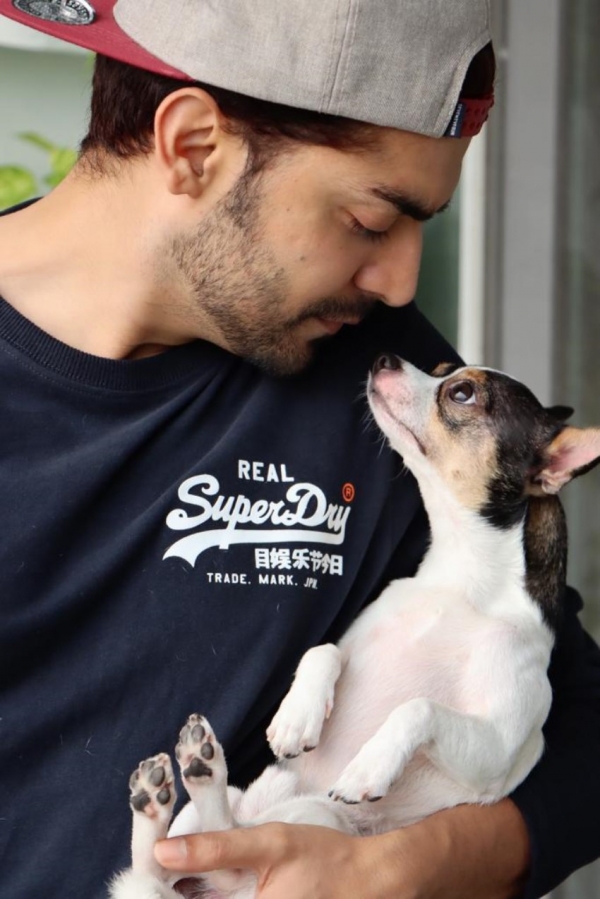 gurmeet-choudhary-shares-adorable-pictures-with-his-pet-friend-pablo_160336437410.jpg