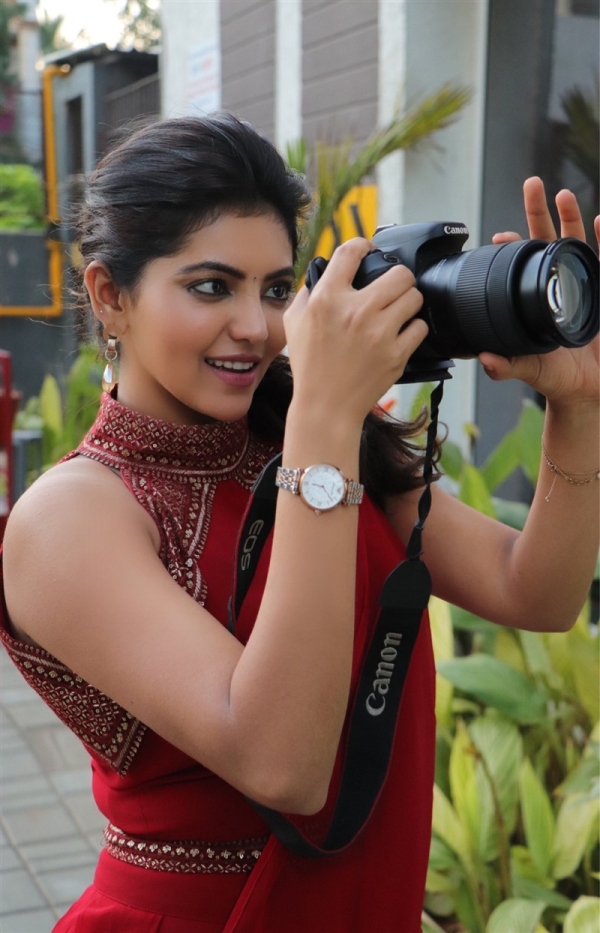 athulya-ravi-hot-in-saree_160593621760.j