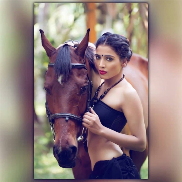 Kanadathi serial Actress Sara Annai Photos