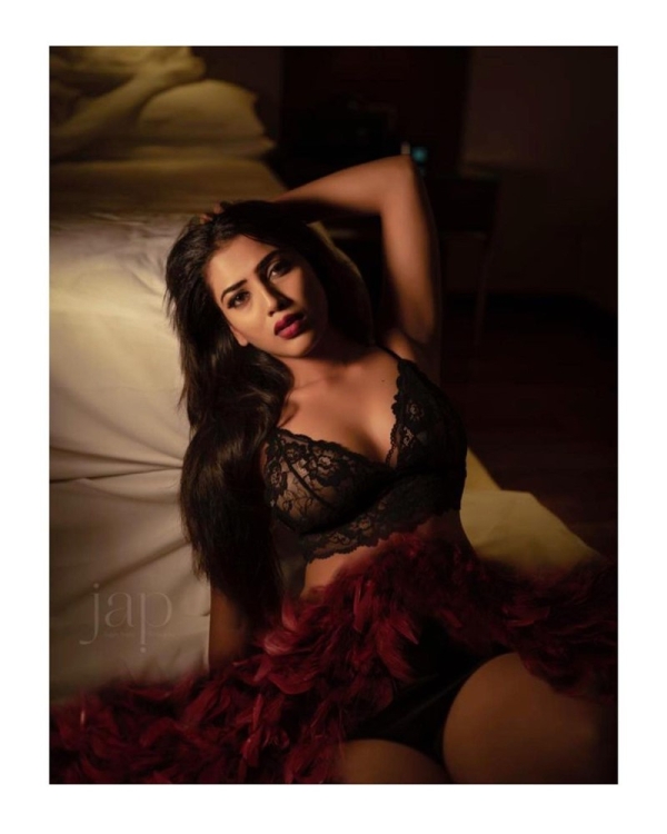 Kanadathi serial Actress Sara Annai Photos