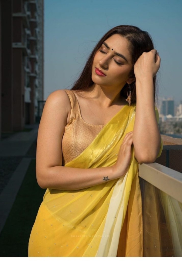 Disha Parmar Hot Glamorous Photo Collection | राहुल वैद्य की दुल्हन दिशा परमार हैं इतनी ग्लैमरस, देखिए तस्वीरें - FilmiBeat Hindi