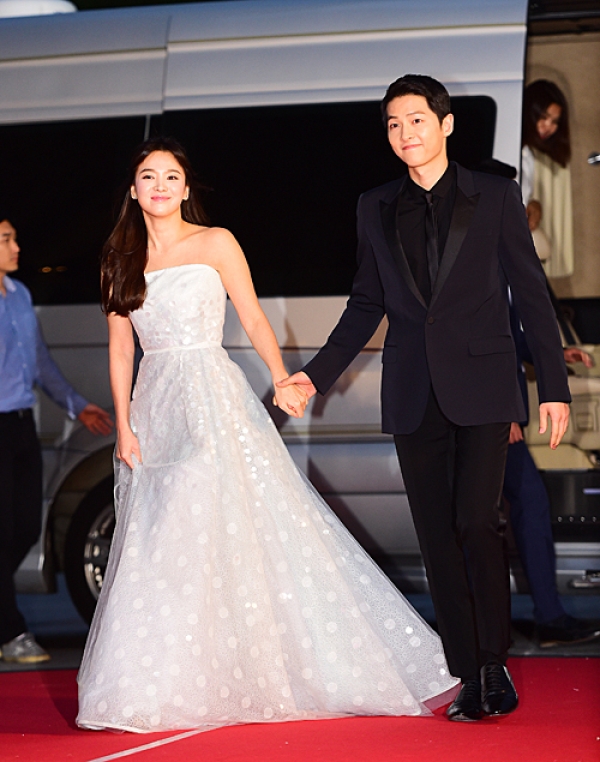 Descendants Of The Sun Stars Soong Joong Ki Song Hye Kyo S Romantic Off Screen Pictures