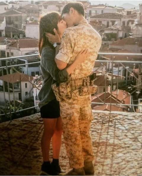 Song Joong Ki & Song Hye Kyo's Kissing Pictures That Will Leave 