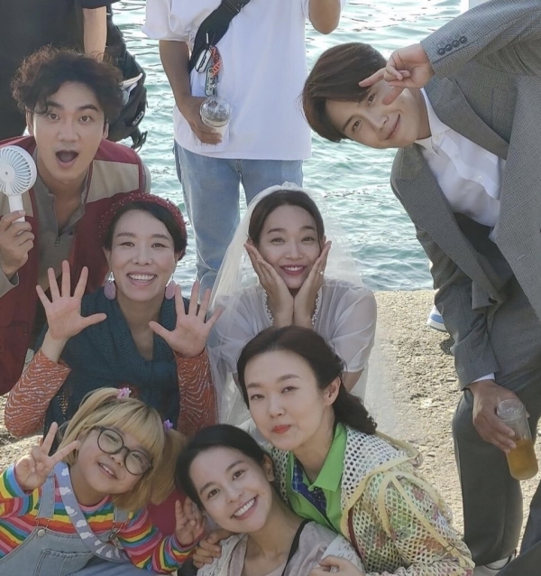 Hometown Cha Cha Cha BTS Pictures Featuring Kim Seon Ho (Du Sik) And ...