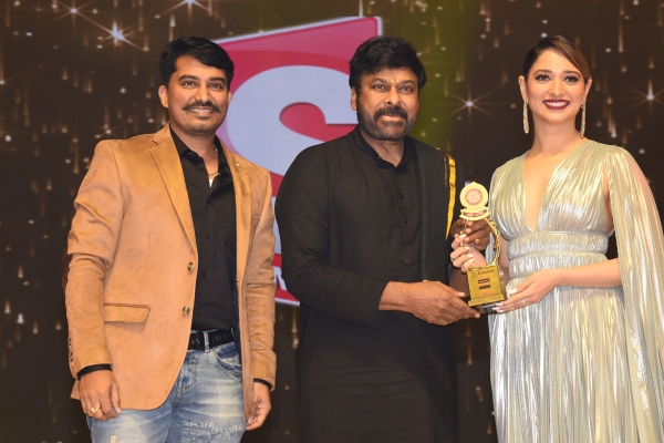 Chiranjeevi graced at Santosham and Suman TV Cine awards 2021 | Santosham film awards 2021.. అంగరంగవైభవంగా పురస్కారాలు.. సినీ సెలబ్రిటీలు ఎవరెవరూ వచ్చారంటే? - FilmiBeat Telugu
