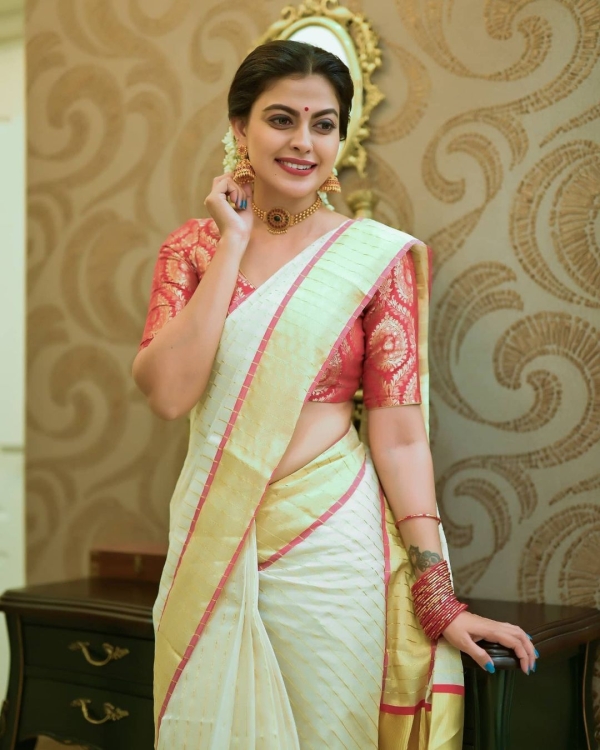 Actress Anusree Stylish Saree Look, Viral തനി നാടന്‍ മലയാളി