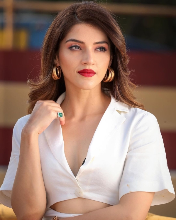 Mehreen Pirzada Photos Mehreen Pirzada Photos