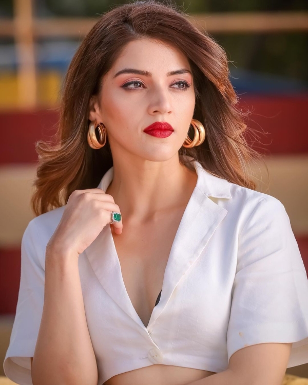 Mehreen Pirzada Photos Mehreen Pirzada Photos