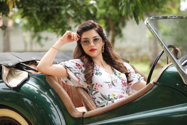 Mehreen Pirzada Photos Mehreen Pirzada Photos