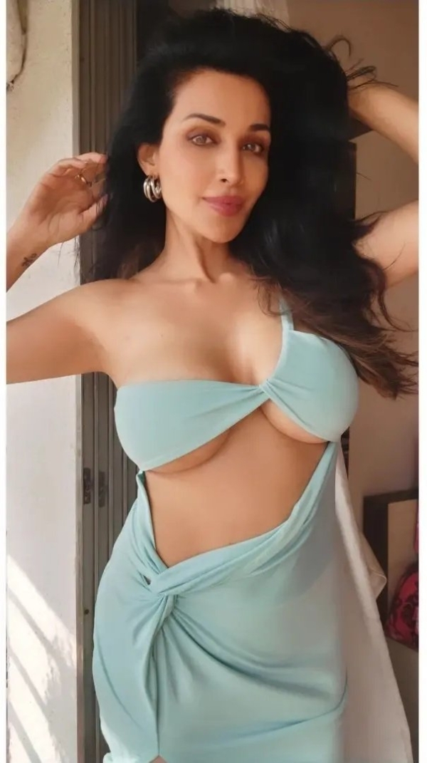 Flora Saini : అదరకొడుతున్న ఫ్లోరా షైనీ.. ఘాటు అందాలతో వలపు వల | Flora Saini Latest hot photos